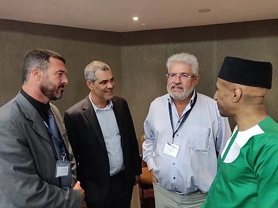 Roy Peleg chat with CEO of Dole Sierra Leone, and Charles Anglin, Consultant at the NIB Transitional Secretariat